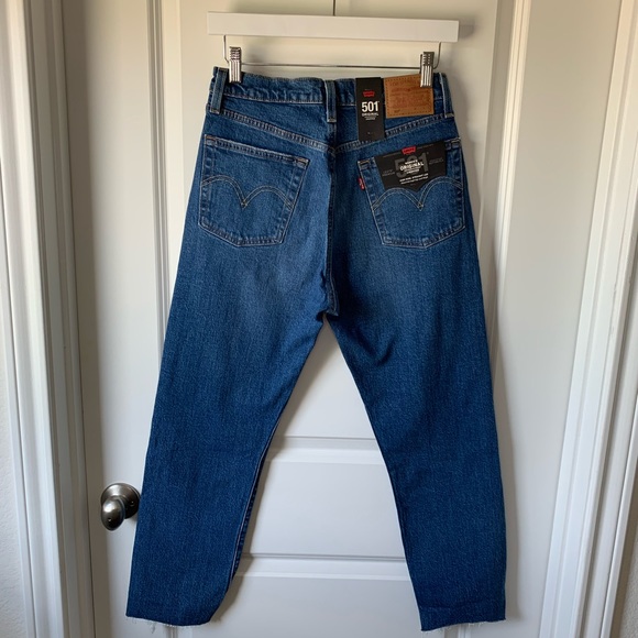 Levi’s 501 original cropped jean in Charleston Fun - Picture 4 of 10